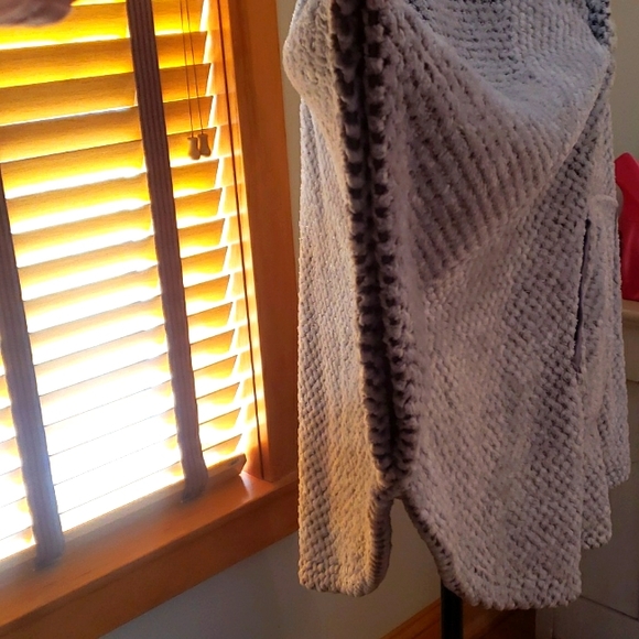 Laura Ashley Chenille Cape/Wearable Blanket, Sz. S/M - Picture 2 of 5